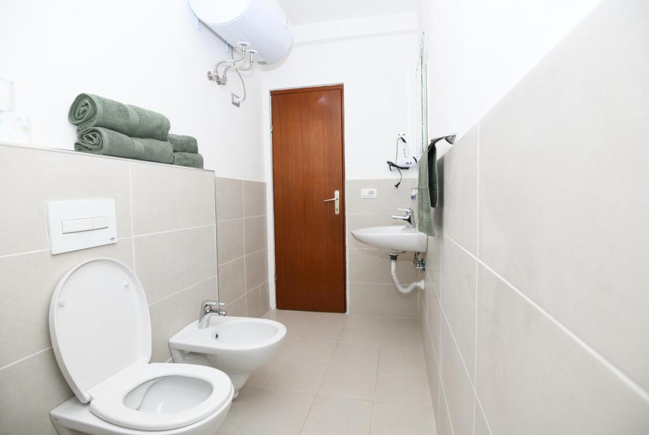 Rondine Studio Apartment ติรานา ภายนอก รูปภาพ