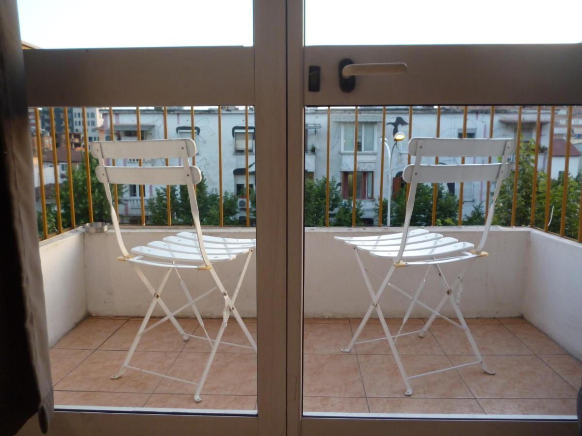 Rondine Studio Apartment ติรานา ภายนอก รูปภาพ